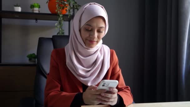 Vídeo Tamaño Mediano Que Captura Una Atractiva Joven Con Hiyab — Vídeos de Stock