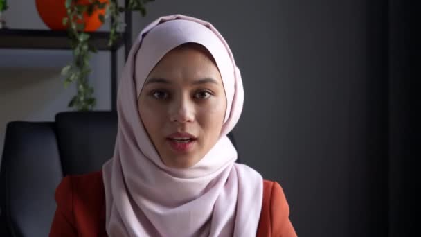 Zamknij Wideo Uchwycenie Atrakcyjnej Młodej Kobiety Hidżabie Welon Siedzi Pokoju — Wideo stockowe