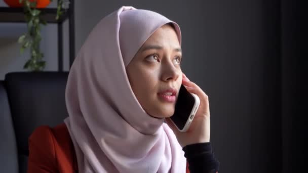 Nahaufnahme Eines Videos Dem Eine Attraktive Junge Frau Einem Hidschab — Stockvideo