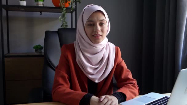 Mittelgroßes Video Das Eine Attraktive Junge Frau Hidschab Zeigt Die — Stockvideo