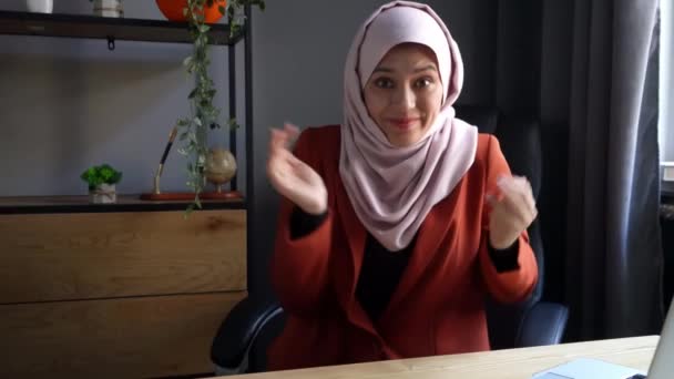 Mittelgroßes Video Das Eine Attraktive Junge Frau Hidschab Zeigt Die — Stockvideo