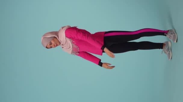 全尺寸的孤立视频拍摄了一个穿着运动服和头巾的迷人的年轻女子 她在锻炼 你的广告 体育的地方 — 图库视频影像