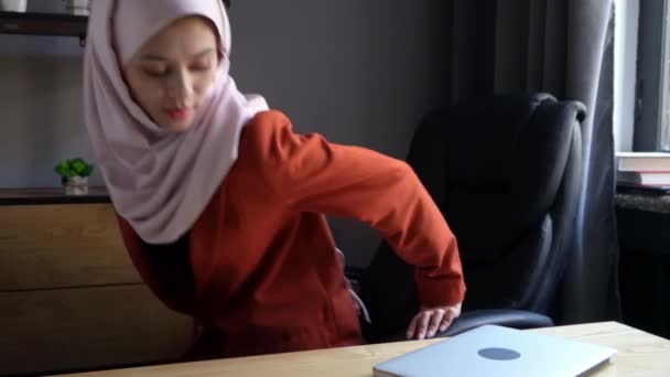 Közepes Méretű Videó Egy Vonzó Fiatal Nőről Aki Hidzsábot Visel — Stock videók