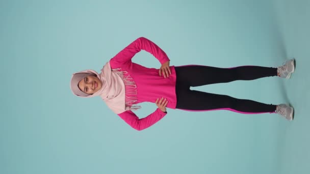 Pełnowymiarowy Odizolowany Filmik Rejestrujący Atrakcyjną Młodą Kobietę Ubraną Strój Sportowy — Wideo stockowe