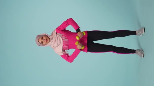 Full Storlek Isolerad Video Fånga Attraktiv Ung Kvinna Bär Sportkläder — Stockvideo