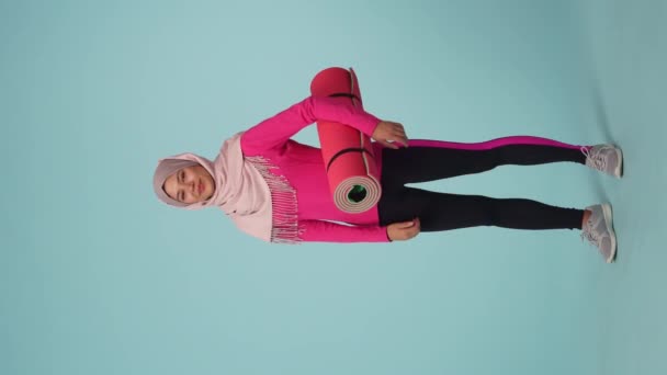 Pełnowymiarowy Odizolowany Filmik Młodą Kobietą Ubraną Strój Sportowy Hidżab Sheila — Wideo stockowe