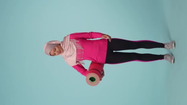 Tam Ölçekli Izole Edilmiş Bir Video Spor Giyimli Tesettürlü Genç — Stok video