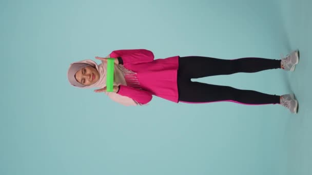 스포츠웨어와 히잡을 매력적인 여자를 사이즈 비디오 Sheila 그녀는 밴드와 운동하고있다 — 비디오
