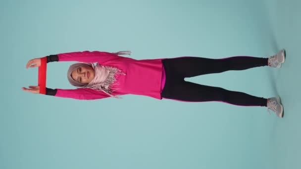 Pełnowymiarowy Odizolowany Filmik Rejestrujący Atrakcyjną Młodą Kobietę Ubraną Strój Sportowy — Wideo stockowe