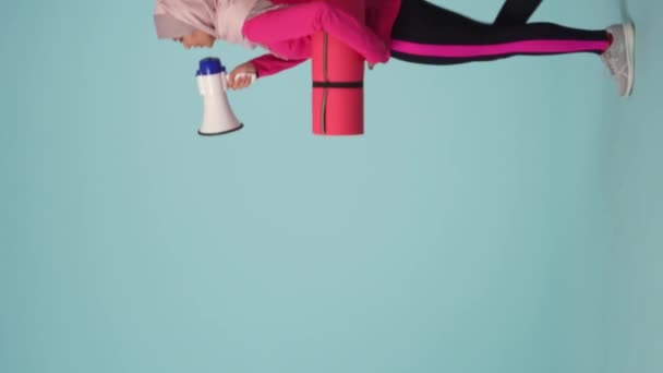 스포츠웨어와 쉴라를 착용하는 여성을 캡처하는 사이즈의 고립된 비디오 프레임으로 스피커를 — 비디오