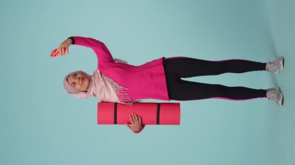 Pełnowymiarowy Odizolowany Filmik Młodą Kobietą Ubraną Odzież Sportową Hidżab Sheila — Wideo stockowe
