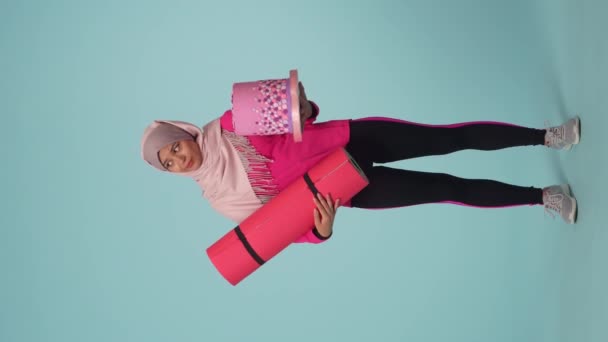 Spor Giysili Tesettürlü Genç Bir Kadını Egzersiz Paspası Yerine Pastayı — Stok video
