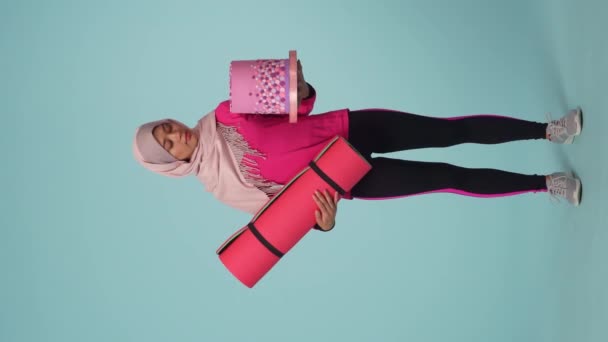 Pełnowymiarowy Odizolowany Filmik Uchwycający Młodą Kobietę Stroju Sportowym Hidżabie Sheila — Wideo stockowe