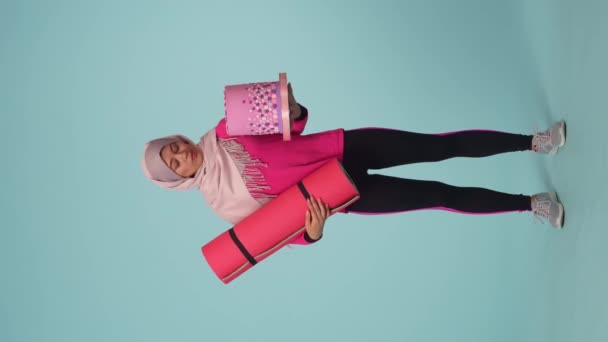 Spor Giysili Tesettürlü Genç Bir Kadını Egzersiz Paspası Yerine Pastayı — Stok video