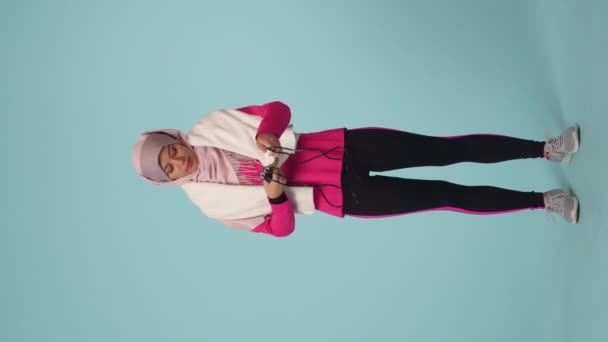 Spor Giysili Tesettürlü Genç Bir Kadını Gösteren Sheila Nın Egzersiz — Stok video