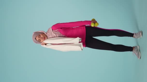 Pełnowymiarowy Odizolowany Filmik Uchwycający Młodą Kobietę Stroju Sportowym Hidżabie Sheilę — Wideo stockowe