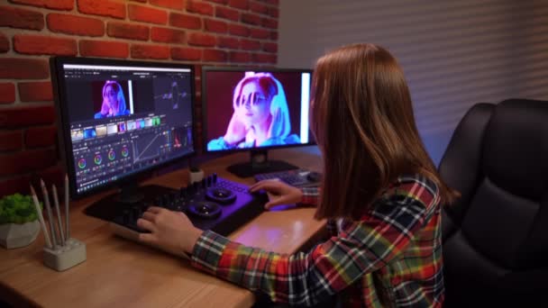 ビデオと写真編集クリエイティブコンセプト 自宅から代理店で働くフリーランサー 特別な機器ミキサーを使用してビデオ編集を監視するコンピュータの若い女の子の肖像画 — ストック動画