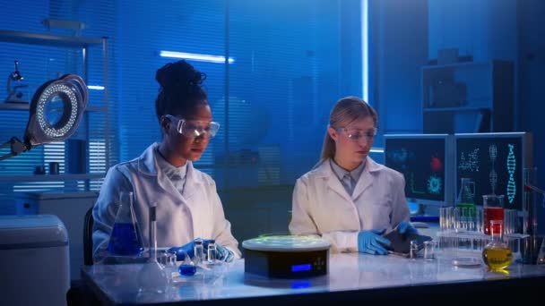 Μέτριο Μέγεθος Βίντεο Που Συλλαμβάνει Δύο Γυναίκες Επιστήμονες Φορώντας Γυαλιά — Αρχείο Βίντεο