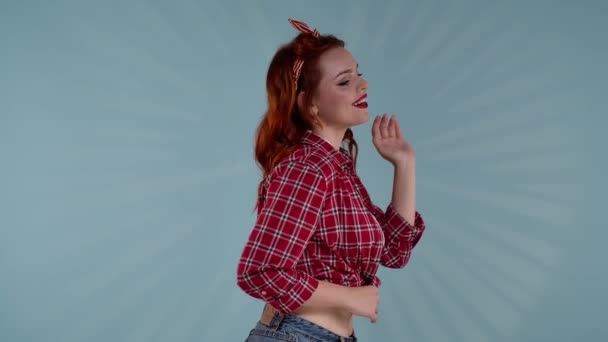 Mavi Arka Planda Parlak Makyajlı Genç Kızıl Saçlı Bir Kadın — Stok video