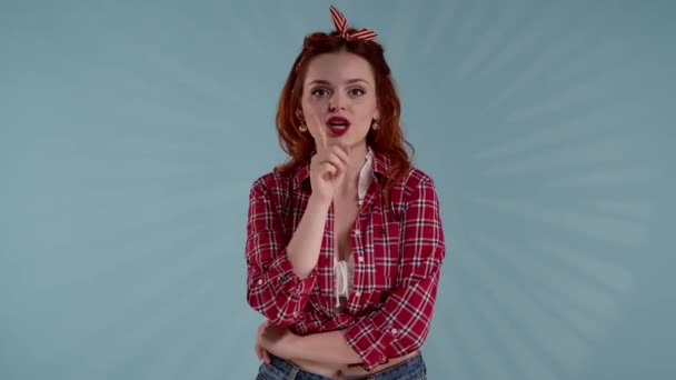 Rahmen Vor Blauem Hintergrund Sitzt Eine Junge Frau Mit Buntem — Stockvideo