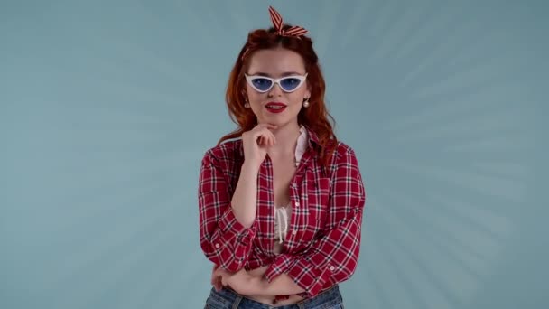 Mavi Arkaplanda Parlak Renkli Makyajlı Kızıl Saçlı Genç Bir Kadın — Stok video