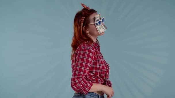 Mavi Arka Planda Parlak Makyajlı Genç Bir Kadın Var Yan — Stok video