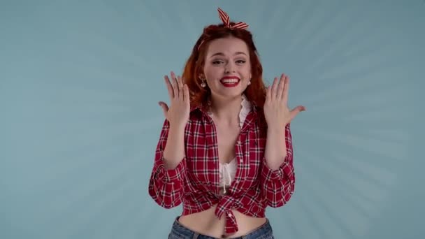 Modrém Pozadí Mladá Žena Rudými Vlasy Světlým Make Upem Podívá — Stock video
