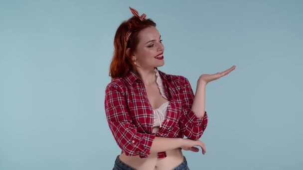 Mavi Arka Planda Parlak Makyajlı Genç Kızıl Saçlı Bir Kız — Stok video