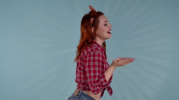 Mavi Arka Planda Kızıl Saçlı Parlak Makyajlı Genç Bir Kadın — Stok video