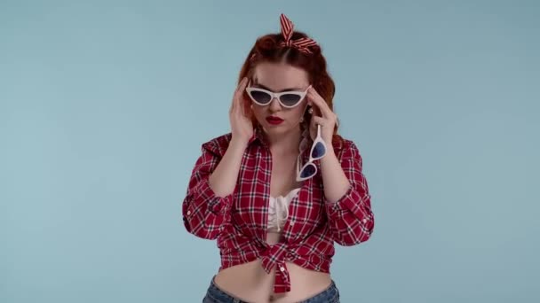 Στο Πλάνο Μια Νεαρή Γυναίκα Κόκκινα Μαλλιά Φαίνεται Μπλε Φόντο — Αρχείο Βίντεο
