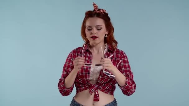 Kızıl Saçlı Parlak Makyajlı Genç Bir Kadın Çerçevenin Içinde Mavi — Stok video
