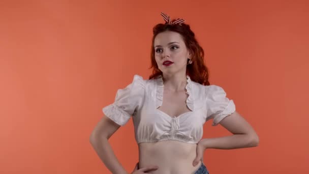 Çerçevede Parlak Makyajlı Kızıl Saçlı Genç Bir Kadın Var Başka — Stok video
