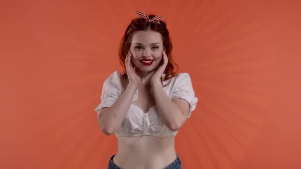 Una Joven Pelirroja Con Maquillaje Brillante Sobre Fondo Rojo Ella — Vídeos de Stock