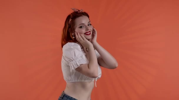 Une Jeune Femme Aux Cheveux Roux Avec Maquillage Éclatant Sur — Video