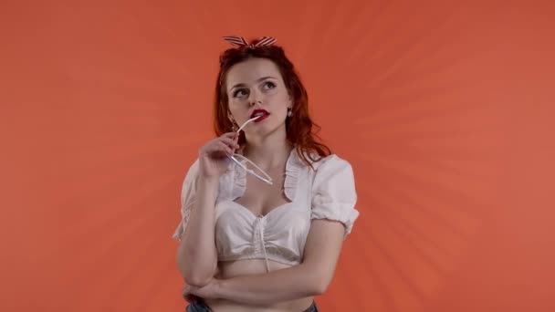 Snímek Představuje Mladou Ženu Pestrobarevným Make Upem Červeném Pozadí Dívá — Stock video