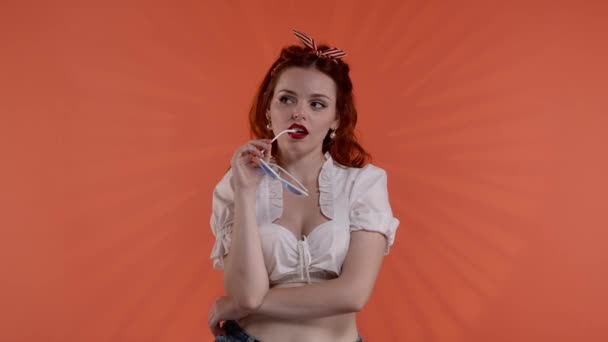 Skottet Innehåller Ung Kvinna Med Ljust Färgad Makeup Mot Röd — Stockvideo