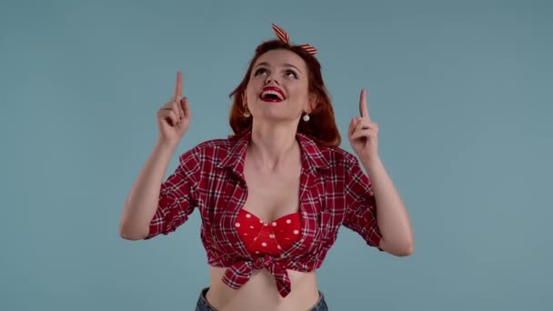 Een Jong Roodharig Meisje Met Felgekleurde Make Zit Het Frame — Stockvideo
