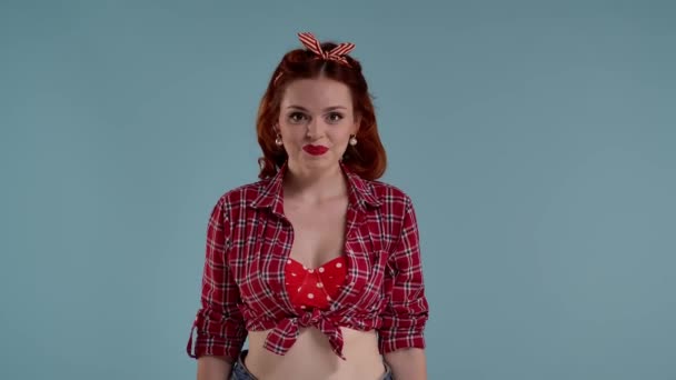 Mavi Arkaplan Çerçeveli Parlak Makyajlı Genç Kızıl Saçlı Bir Kadın — Stok video