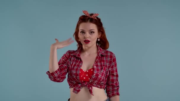 Kékes Hátterű Képen Egy Fiatal Vörös Hajú Fényes Sminkkel Mosolyogva — Stock videók