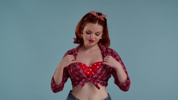 Derin Arka Planda Parlak Makyajlı Kızıl Saçlı Genç Bir Kadın — Stok video