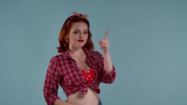 Derin Bir Arkaplanda Genç Kızıl Saçlı Bir Kadın Parlak Kırmızı — Stok video