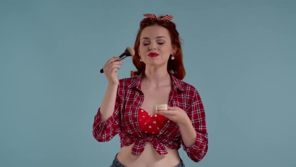 Mavi Arkaplanda Parlak Makyajlı Kızıl Saçlı Genç Bir Kadın Var — Stok video