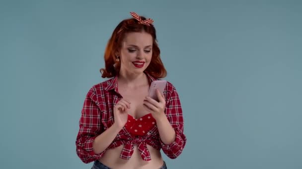 Young Red Haired Woman Brightly Colored Makeup She Flips Pages — Stock Video