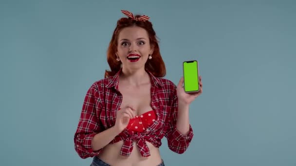 Młoda Rudowłosa Kobieta Jasnym Makijażem Przewraca Kartki Telefonie Patrzy Niego — Wideo stockowe