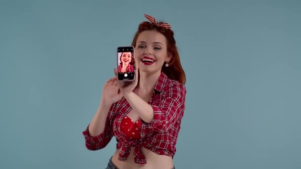 Parlak Makyajlı Genç Bir Kadın Önünde Kameraya Ekran Doğrultusunda Bir — Stok video