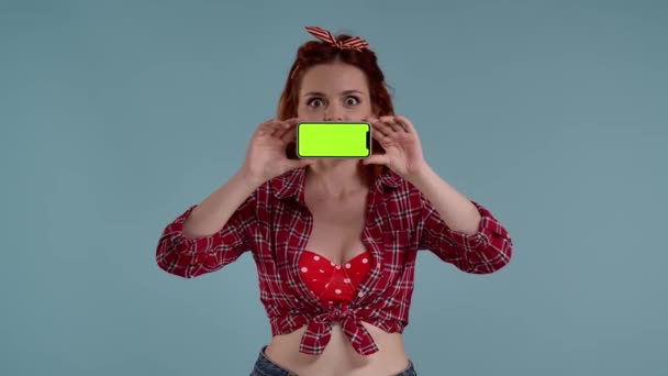 Obraz Niebieskim Tle Młoda Kobieta Spójrz Kamerę Trzymaj Telefon Przed — Wideo stockowe