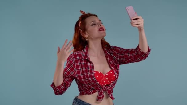 Rámu Modrém Pozadí Mladá Žena Jasným Make Upem Dívá Telefonu — Stock video