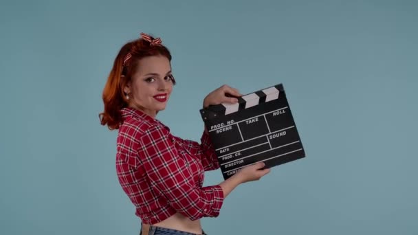 Στο Πλαίσιο Μπλε Φόντο Είναι Μια Νεαρή Κοκκινομάλλα Κοπέλα Φωτεινό — Αρχείο Βίντεο