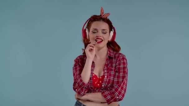 Marco Sobre Fondo Azul Una Joven Pelirroja Con Maquillaje Brillante — Vídeo de stock