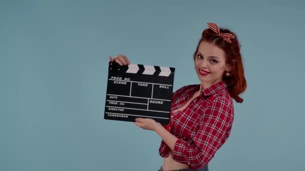 Στο Πλαίσιο Μπλε Φόντο Είναι Μια Νεαρή Κοκκινομάλλα Κοπέλα Φωτεινό — Αρχείο Βίντεο